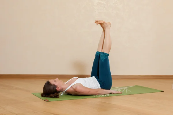 Kaukasisk kvinna utövar yoga på studio (med prasarita — Stockfoto
