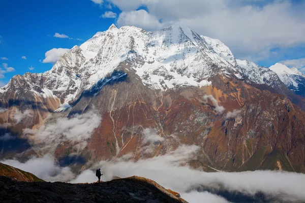 Túrázás a Himalája hegyekben — Stock Fotó
