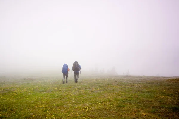 Bulutlar Karpat dağlarında hiking — Stok fotoğraf