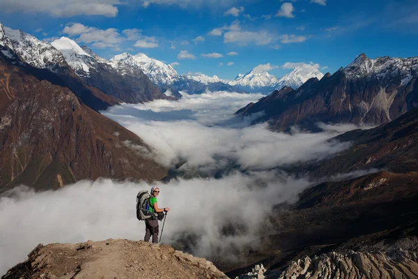 Senderismo en montañas del Himalaya — Foto de Stock