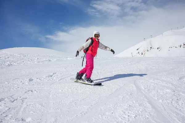 Snowboarder è in posa presso la fotocamera — Foto Stock