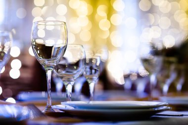 Tablo içinde bir restoran tatil öncesinde görev yaptı.