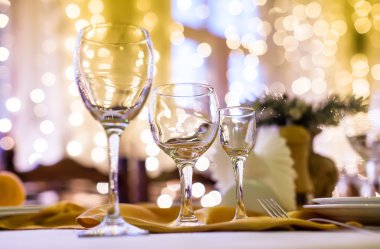 Tablo içinde bir restoran tatil öncesinde görev yaptı.