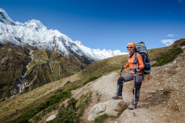 Önünde büyük Dağları Himalayalar poz uzun yürüyüşe çıkan kimse