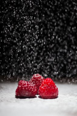 Ahududu ile pudra şekeri kaplı