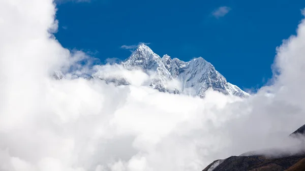 Kaunis maisema Himalajalla vuoret — kuvapankkivalokuva