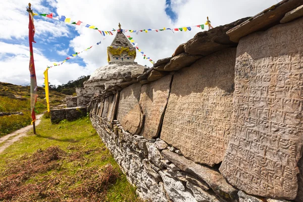 Mani wall - traditionella religiösa landmärke i nepalesiska Himalaya — Stockfoto