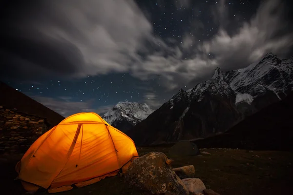 Milky way over camping tent — Stockfoto