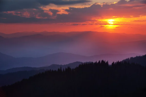 Paisagem do pôr do sol nas montanhas — Fotografia de Stock