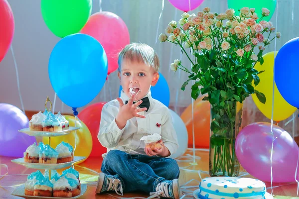 Aniversário, Menino com bolo e muffins — Fotografia de Stock