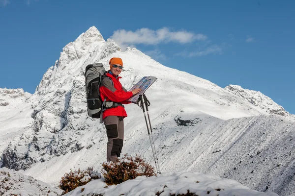 Turysta pozują w Himalajach przed wielkim góry — Zdjęcie stockowe