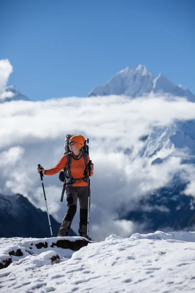 Vandrare går på tåget i Himalaya — Stockfoto