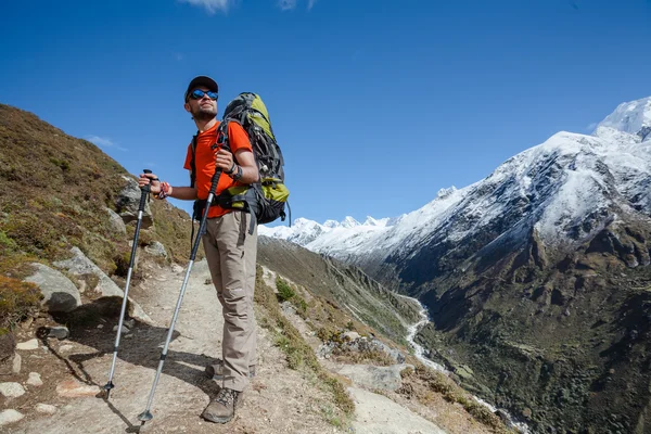 徒步旅行者走上喜马拉雅山的火车 — 图库照片