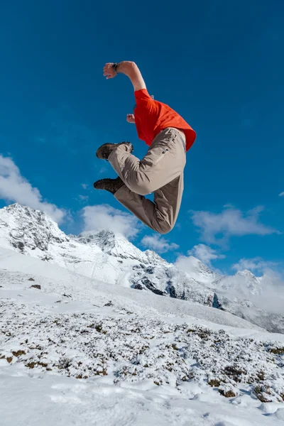 Wandelaar springt in bergen van de Himalaya — Stockfoto