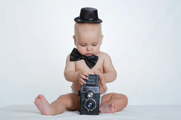 Kaukasiska pojke leker med vintage kamera en ler glatt — Stockfoto