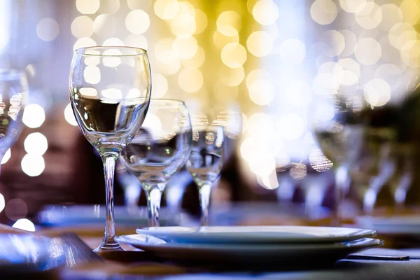 Mesa servida em um restaurante na véspera do feriado — Fotografia de Stock