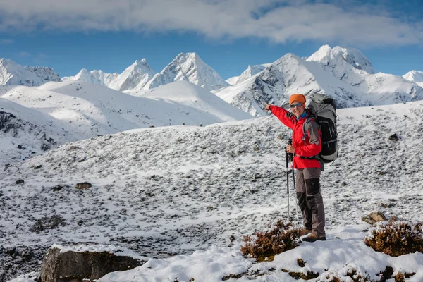 Πεζοπόρος που θέτουν στα Ιμαλάια μπροστά από τα μεγάλα βουνά — Φωτογραφία Αρχείου