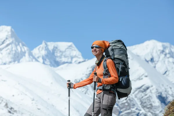Пеший турист позирует в Гималаях перед большими горами — стоковое фото