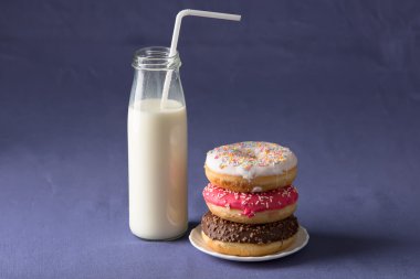 Menekşe arka plan, sütlü çörek