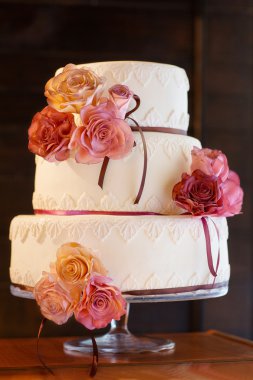 Düğün resepsiyonunda dekoratif düğün pastası.