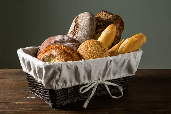 Foto del pan surtido en cesta de madera —  Fotos de Stock