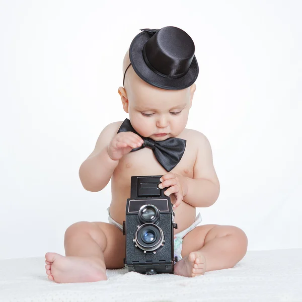 Kaukasiska pojke leker med vintage kamera en ler glatt — Stockfoto