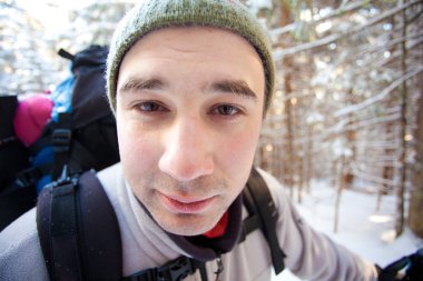 Kış dağlarında yürüyüş yapan