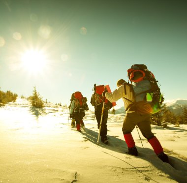 Kış dağlarında yürüyüş yapan