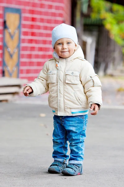 Gelukkige jongen speelt in park — Stockfoto