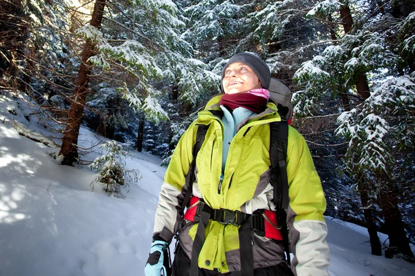 Wanderer in den Winterbergen — Stockfoto