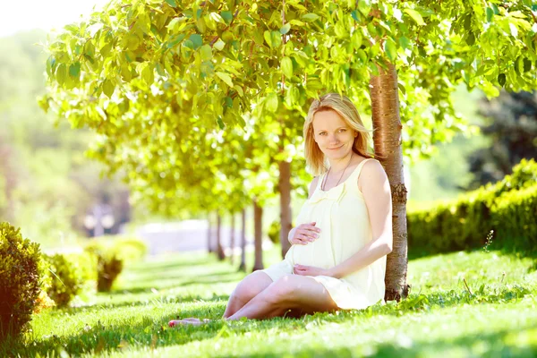 公園で妊娠中の女性 — ストック写真