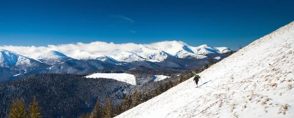 Excursionista en las montañas de invierno — Foto de Stock