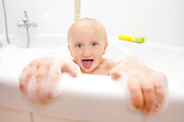 Une petite fille dans une baignoire — Photo