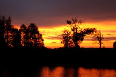 Gün batımında göl