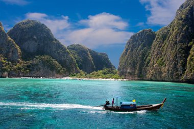 Deniz yeşil kayalıklarla