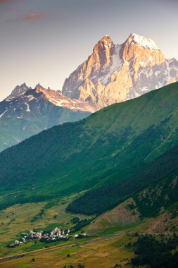 Dağ altında eski Gürcü Köyü