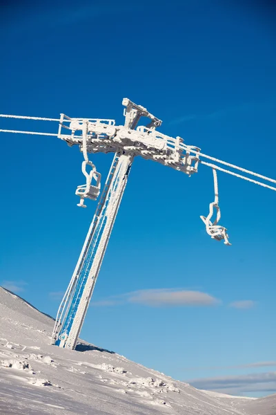 Σε μεγάλο βαθμό κατεψυγμένα chairlift στο θέρετρο σκι Dragobrat, Ουκρανία — Φωτογραφία Αρχείου