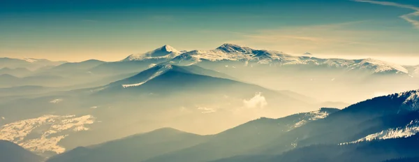 Vista panorâmica das montanhas de inverno — Fotografia de Stock