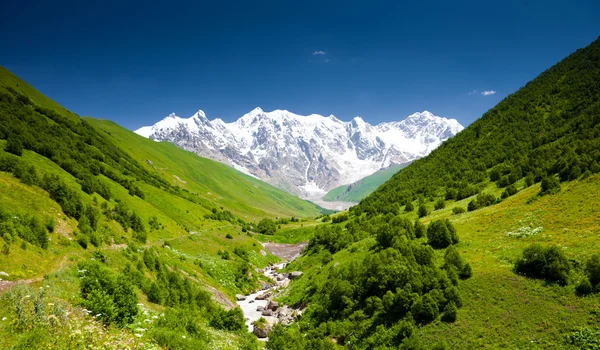 Gürcistan yüksek dağlarla güzel manzaralar — Stok fotoğraf