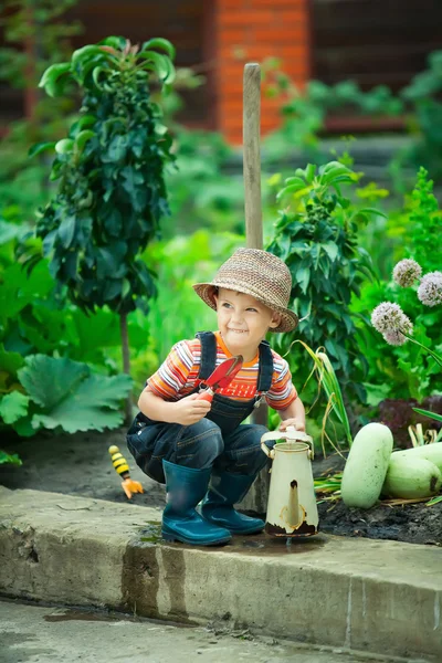 Portrét chlapce, pracuje na zahradě, v rekreačním — Stock fotografie