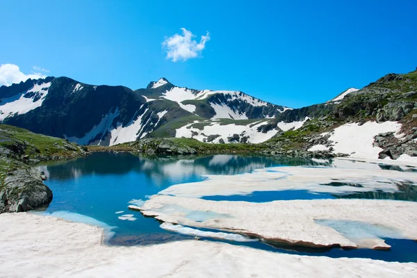 Lago na montanha — Fotografia de Stock