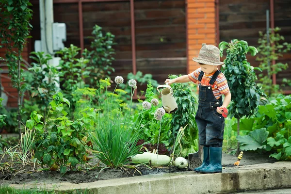 Портрет мальчика, работающего в саду в отпуске — стоковое фото