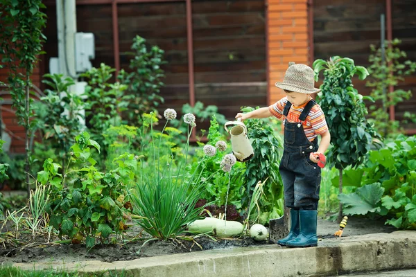 Retrato de um menino trabalhando no jardim de férias — Fotografia de Stock