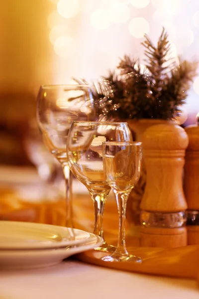 Pięknie serwowany stół w restauracji — Zdjęcie stockowe