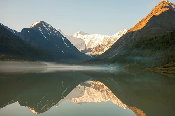 Hermoso lago de montaña con reflejo de las montañas más cercanas — Foto de Stock