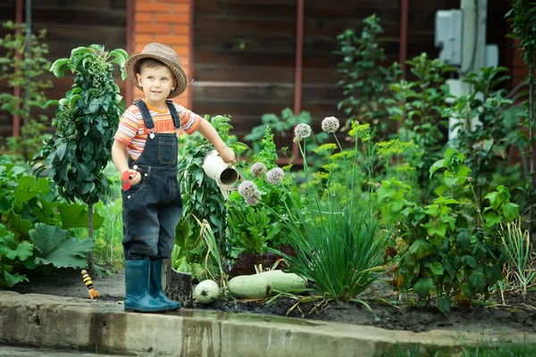 Portret van een jongen die werken in de tuin in vakantie — Stockfoto