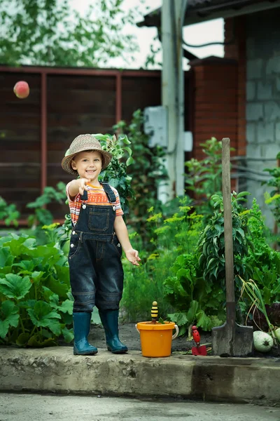Portret van een jongen die werken in de tuin in vakantie — Stockfoto