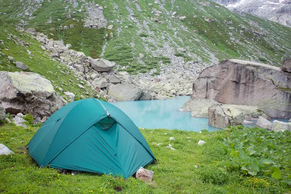 Пешие прогулки в горах Кавказа — стоковое фото