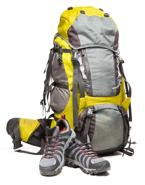 Wanderschuhe und gepackter Rucksack auf weißem Hintergrund — Stockfoto