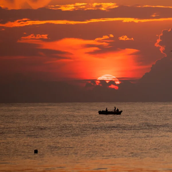 Vista panorámica del océano Índico en Sri Lanka con pescador en barco —  Fotos de Stock